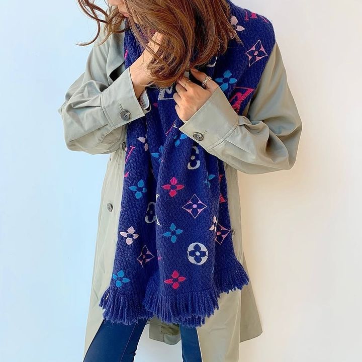 鮮やかなブルーのマフラーを使ったコーデ