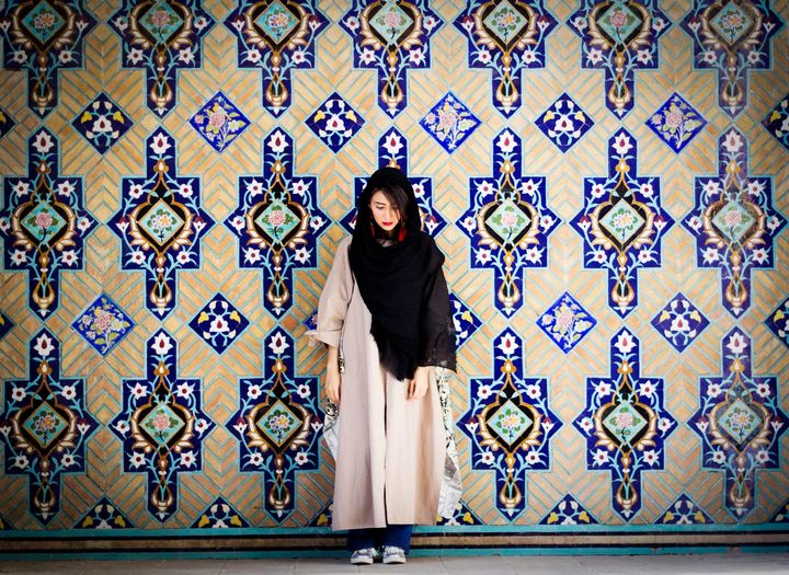 ブラックのストールを使ったコーディネート