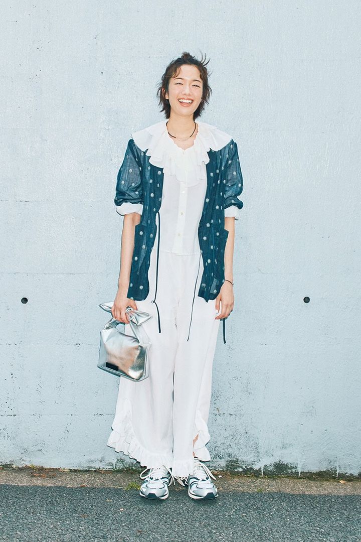 シルバーバッグ＆靴コーデ②メタリックなエッセンスでフリルまでも輝かせて