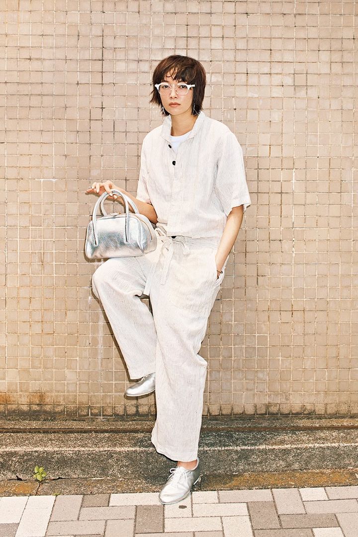 シルバーバッグ＆靴コーデ①ラフなジャンプスーツは洗練をまとうのが今の気分
