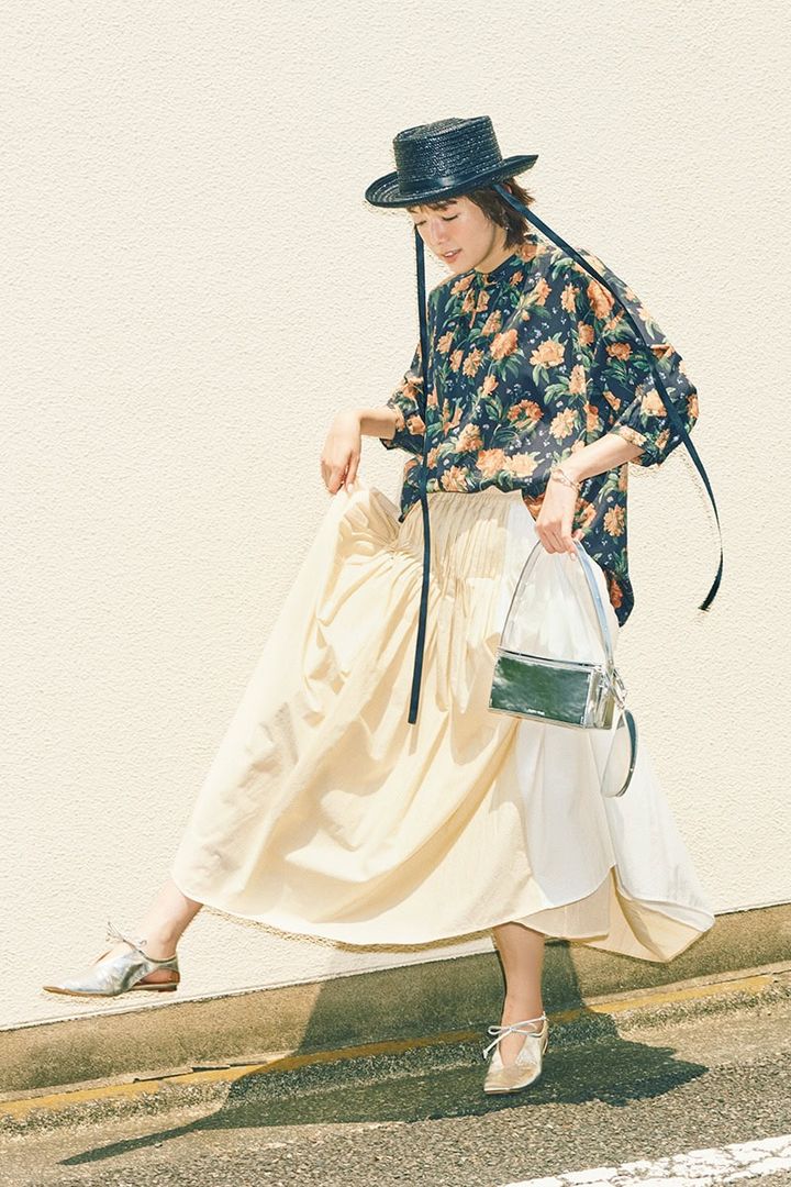 シルバーバッグ＆靴コーデ④レトロな華やかさに旬のきらめきをプラス