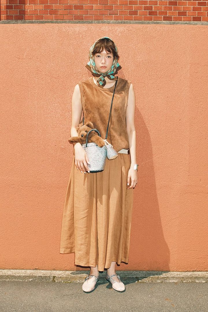 シルバーバッグ＆靴コーデ③ぬくもりのあるブラウンに涼やかな余白をひとさじ