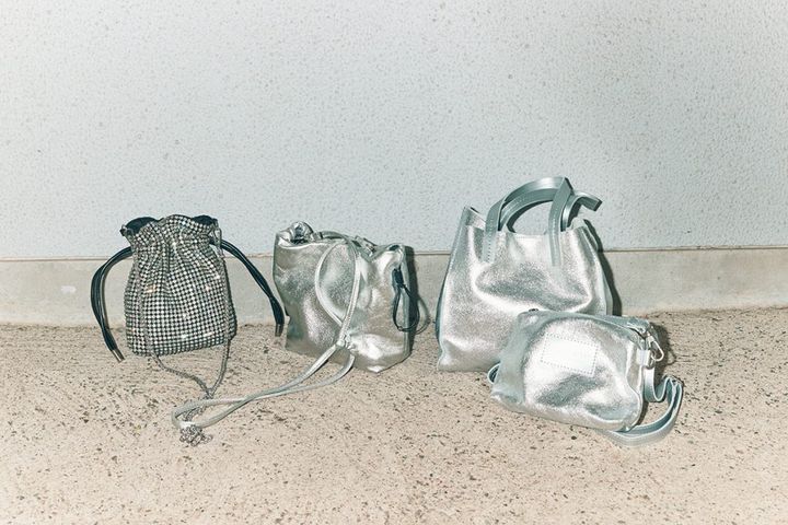 【2025年最新】大人のシルバーバッグ＆靴7選