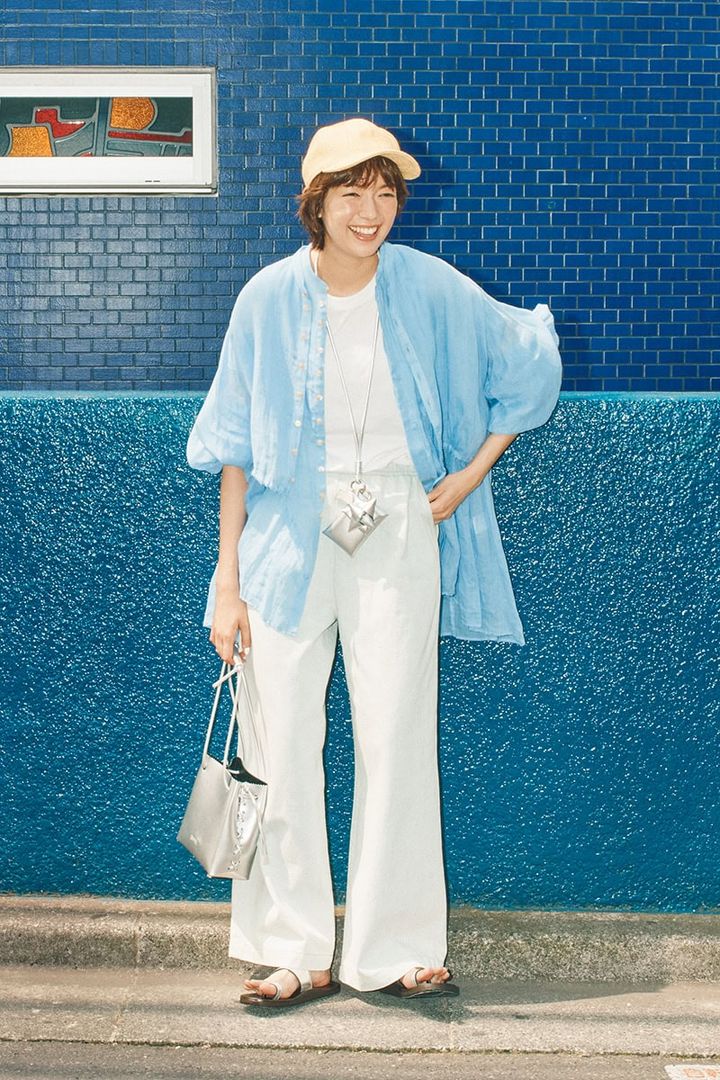 シルバーバッグ＆靴コーデ⑤さわやかな空色と夏の光が奏でるクリーンな装い