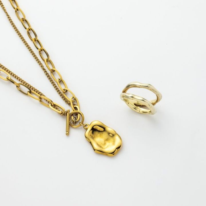 ネックレス2万900円（メラキ／プルミエ アロンディスモン） リング1万9800円（tsugumi iwamoto／ロードス）