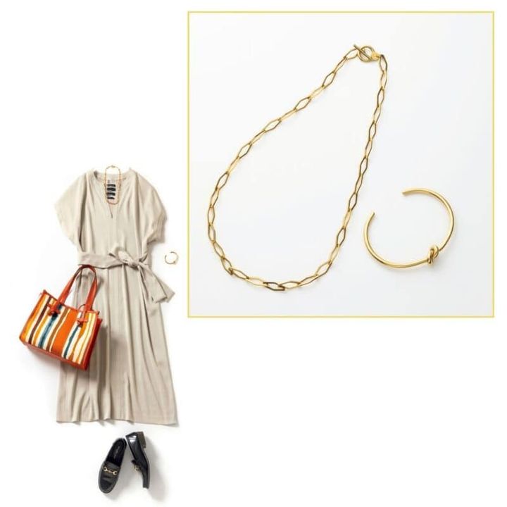 ネックレス7700円（MU）、バングル3300円（ヘンカ／ともにロードス） ワンピース4万6200円（カオス／カオス表参道） バッグ5万3900円（ジャンニ キアリーニ／ジャンニ キアリーニ 銀座店） ローファー1万4080円（ハルタ） 