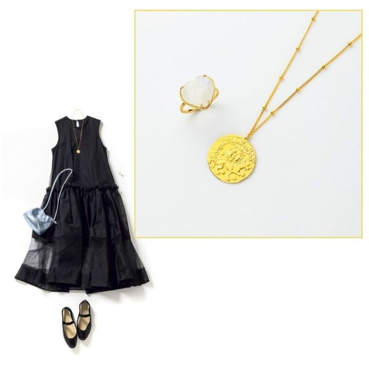 ネックレス2万8600円（マリハ） リング7万1500円（ピモンテ） ワンピース3万2000円（シーニュ） バッグ11万4400円（J＆M デヴィッドソン／J＆M デヴィッドソン カスタマーセンター） バレエシューズ4万700円（ポルセリ／サロン アダム エ ロペ） 