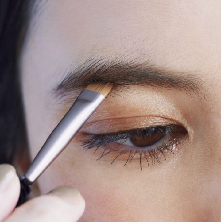 アイブロウパウダーで眉を描く