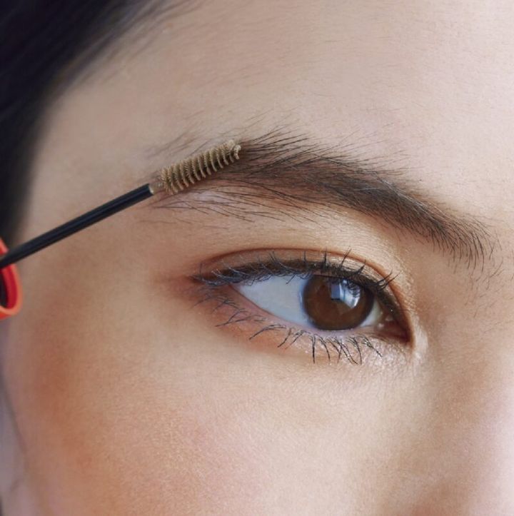 アイブロウマスカラで眉を描く