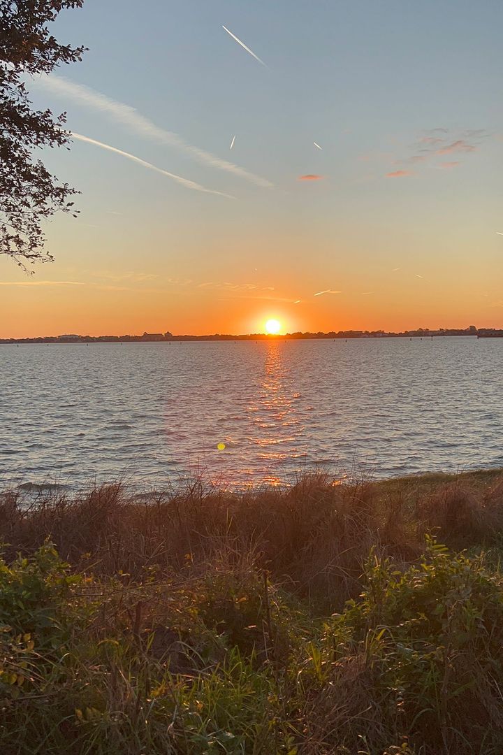 日の出前は「神聖な時間（ブラフマムフルタ）」とされ、ヨガや瞑想に適した時間帯とされている。