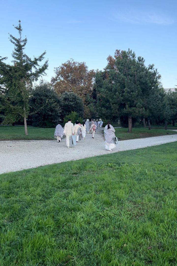 早朝のヨガや朝陽を浴びる時間のあとは少しの休憩。静かに朝食会場へと向かう。