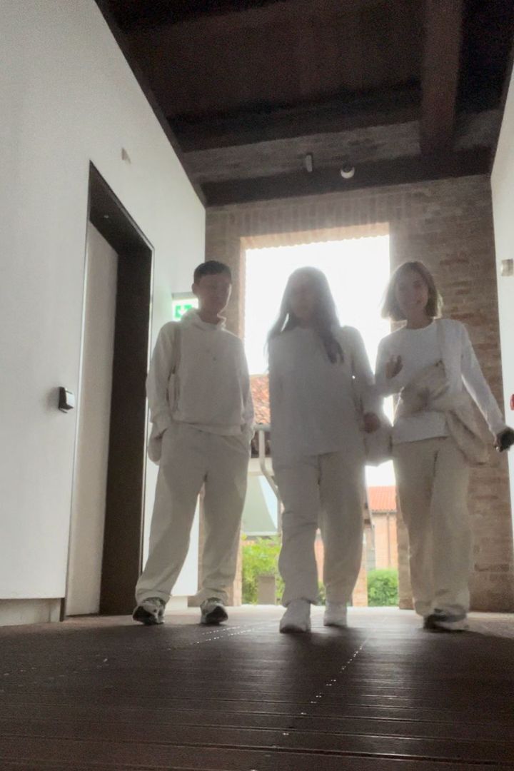 オリエン前に瞑想仲間と。全身白で張り切る新入り勢。