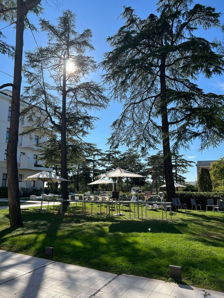 滞在したのはヴェネツィア本島の南に位置する孤島、ローゼ島の「JWマリオット ベニス リゾート＆スパ」。白装束の私たちが宿泊者のなかで浮くだろうことは想像に難くなかったけれど、ファイブスターのホスピタリティで居心地は最高だった。