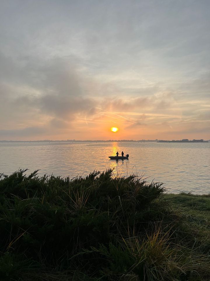 開催地であるホテルへはボートでしか辿り着けない。