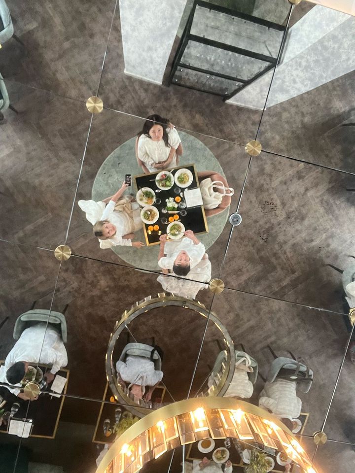 アメリカ人の先輩たちが天井のガラス越しに自撮りしているのを見かけ、楽しそうだったので真似てみる。言葉を発さず、目配せで僅かなコミニュケーション。