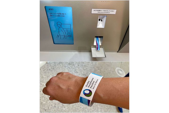事前に公式アプリをインストールし、性別や年齢を登録。アプリのQRコード画面を受付にかざすとリストバンドが発行されます。これだけでも、なんだか近未来的！