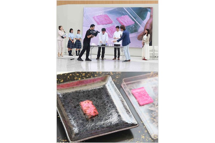 パビリオンの特設ステージで開催された「培養肉の香り体験」イベントの様子。香ばしいお肉の香りに一般参加者も驚いていました。
