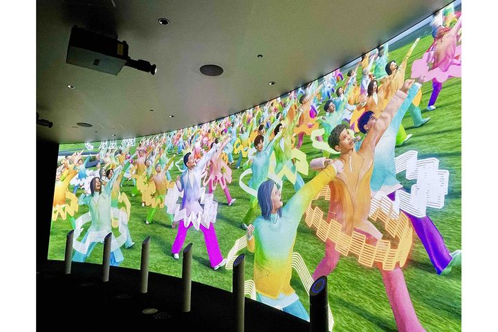 「リボーン体験」最後はサプライズ演出！画面手前の支柱にリストバンドをかざすと、パワーアップした未来の自分が生き生きと踊り出します。