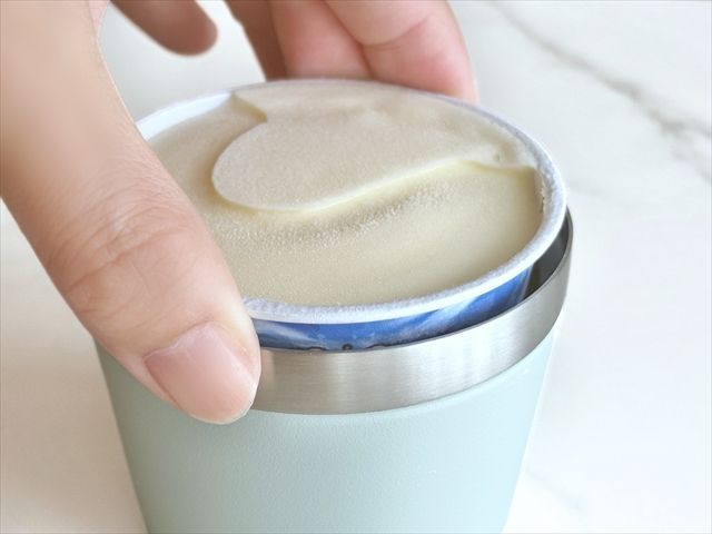 アイスカップを入れたステンレスミニアイスカップ