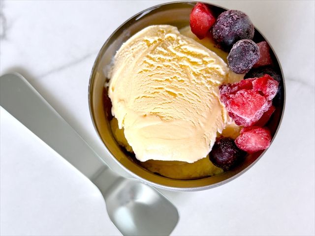 「ステンレスミニアイスカップ」と「アルミアイスクリームスプーン」