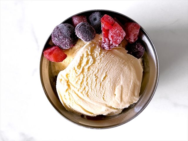 アイスと冷凍フルーツを入れたステンレスミニアイスカップ