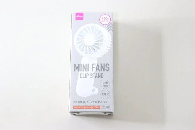 ダイソーのミニ扇風機（充電式、クリップスタンド付）のパッケージ