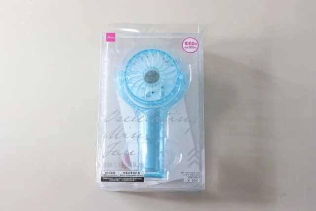 ダイソーの首振りミニ扇風機（クリア）のパッケージ