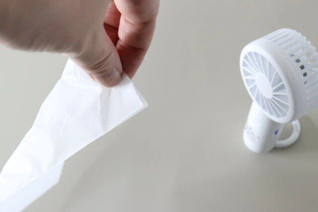 ダイソーの高機能なミニ扇風機（充電式、クリップスタンド付）