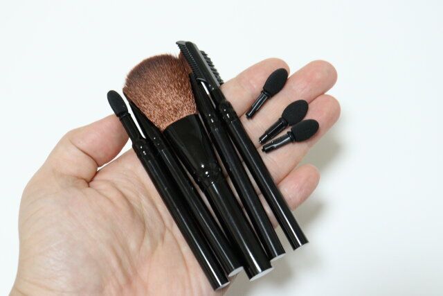 ダイソーのメイクブラシセットはコンパクトで持ち運びに便利