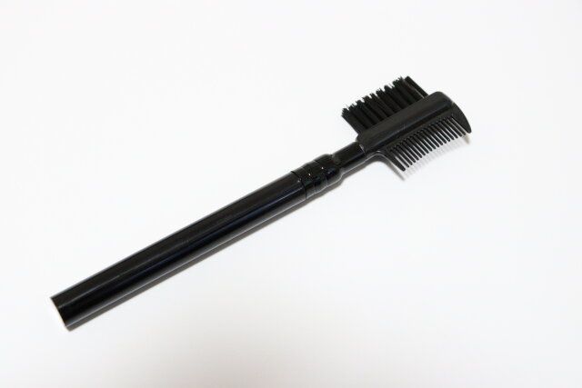ダイソーのメイクブラシセットのコーム＆ブラシ