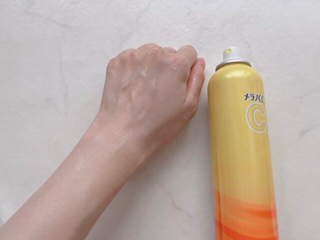 メラノCC 集中対策薬用ミスト化粧水 手の甲に付ける