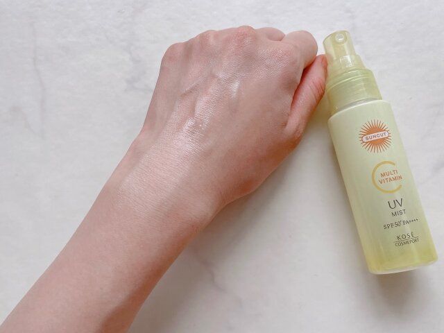 コーセー サンカットRマルチビタミンUVミスト 手の甲に付ける