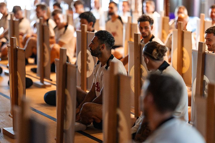 来日した世界的スター軍団、日本の寺院で坐禅！住職の話を熱心に聞いていたのはあの親日スター