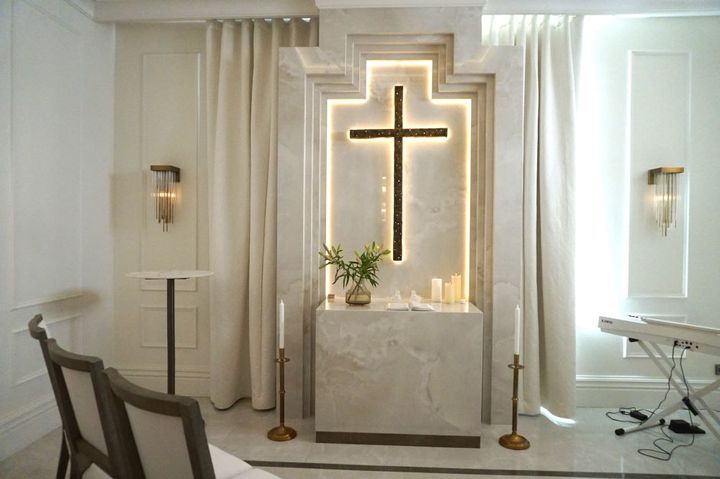 小さなチャペルだが、だからこそアットホームな雰囲気があると喜ぶゲストが多いそう。ふたりだけの結婚式もいいかも