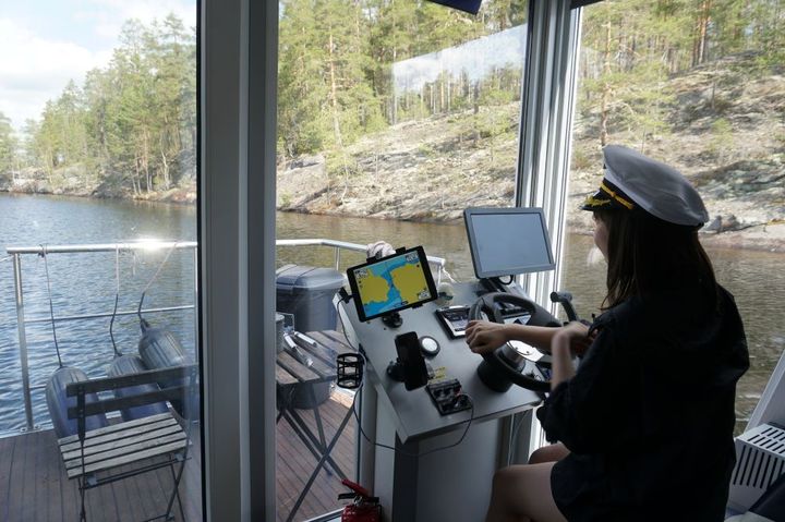 ナビゲーターを見ながらの操舵。自信がなければキャプテンを雇うこともできるので安心