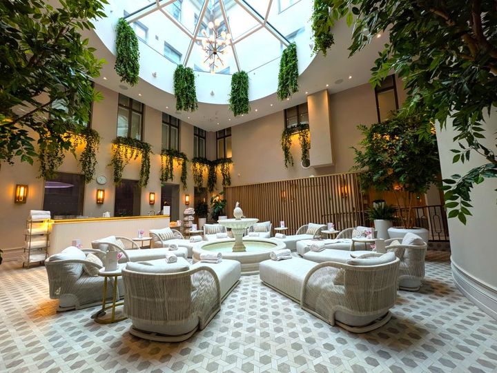 噴水から流れる水の環境音と自然光に身を浴してリラックス。このラウンジにいるだけでも心癒されること必至