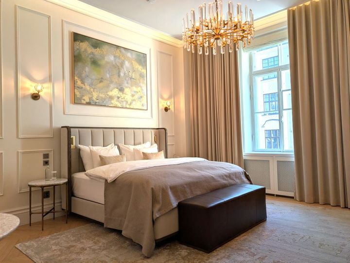 客室内はそれぞれデザインが異なる。建物自体が歴史建造物で、荘厳な雰囲気が漂い、格式の高さを感じさせる