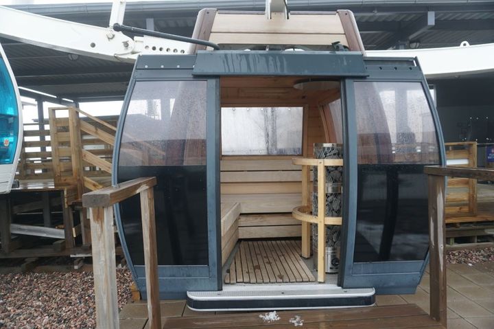 ゴンドラとはいえちゃんとロウリュ（焼けた石に水をかけて、その蒸気でさらに室内の温度を高くする方法）もできる、本格的なサウナ