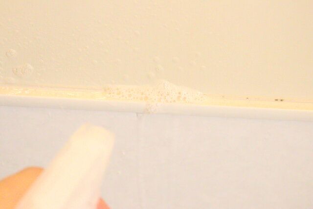 ダイソーの乳酸カビ取りスプレー（落ち落ちV）をカビに吹きかける