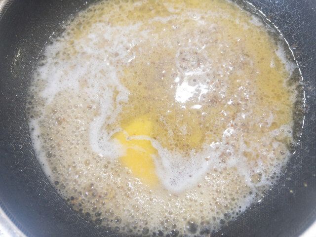 ⑤のフライパンに白ワイン・粒マスタードを加えてとろみが付くまで煮詰め、バターを加えて混ぜ溶かします。