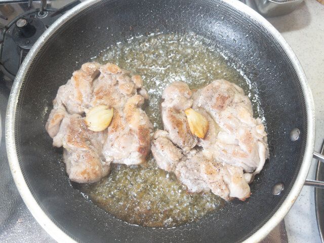 フタを外して、もう一度皮目を強火で1分程焼いて、皮をパリッとさせてお皿に取り出します。