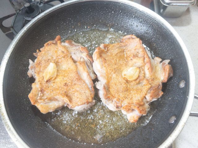 鶏もも肉を裏返して弱火にし、フタをして4〜5分、中に火が通るまで焼きます。