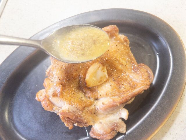 お皿に取り出しておいたチキンソテーに、⑥の粒マスタードソースをかけます。