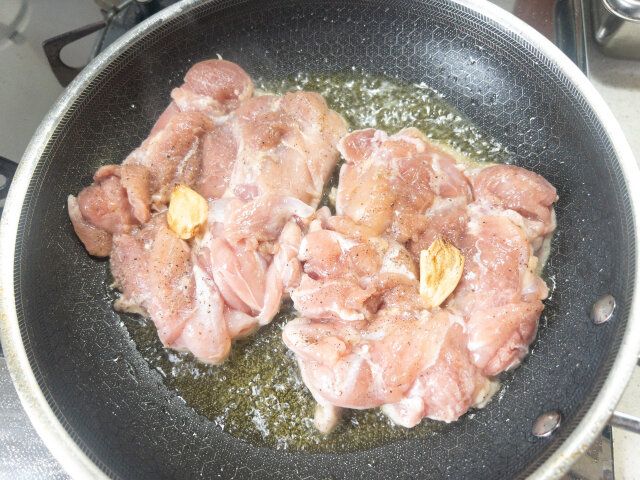 ①の鶏もも肉を皮目を下にして入れ、強火で皮目に焼き色が付くまで焼き付けます。
