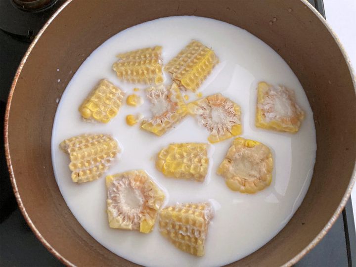 鍋にとうもろこしの芯と牛乳を入れて煮る