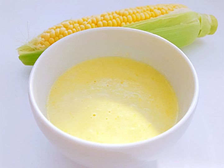完成して器に盛り付けたコーンポタージュ