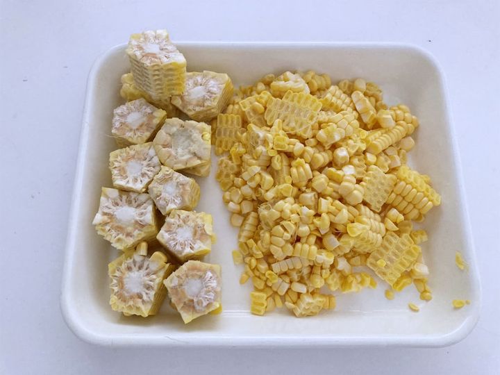 とうもろこしの実を芯から外す。芯は輪切りにする