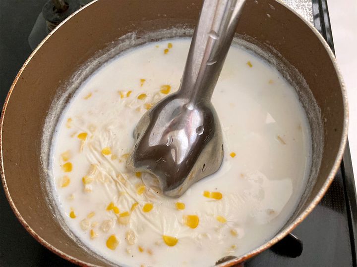とうもろこしの実を入れて煮たら、ミキサーで粒をこまかくする