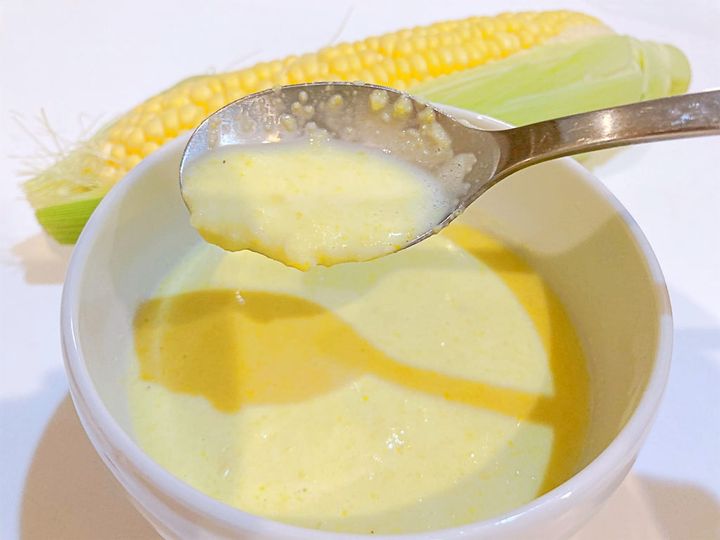 究極のコーンポタージュをスプーンですくったところ