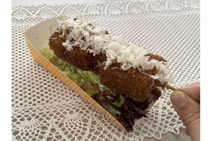 「大阪新名物？！これも串カツ」は、ひと串でもボリューム満点で食べ応えあり。植物性の素材だけでこのおいしさは、ちょっとびっくり。